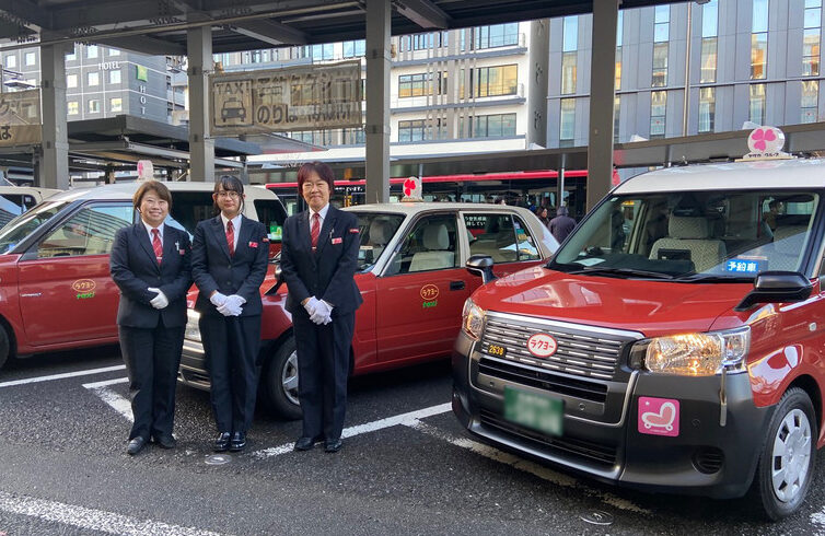 女性タクシードライバー