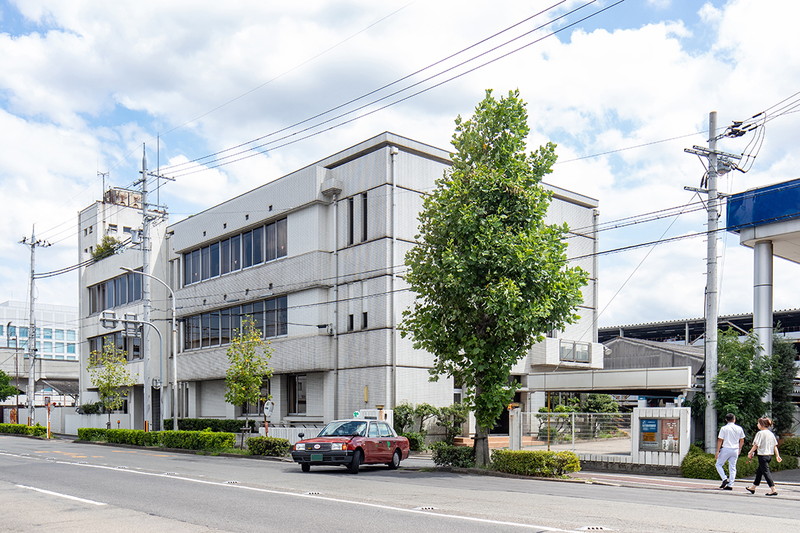 車道を走るタクシー